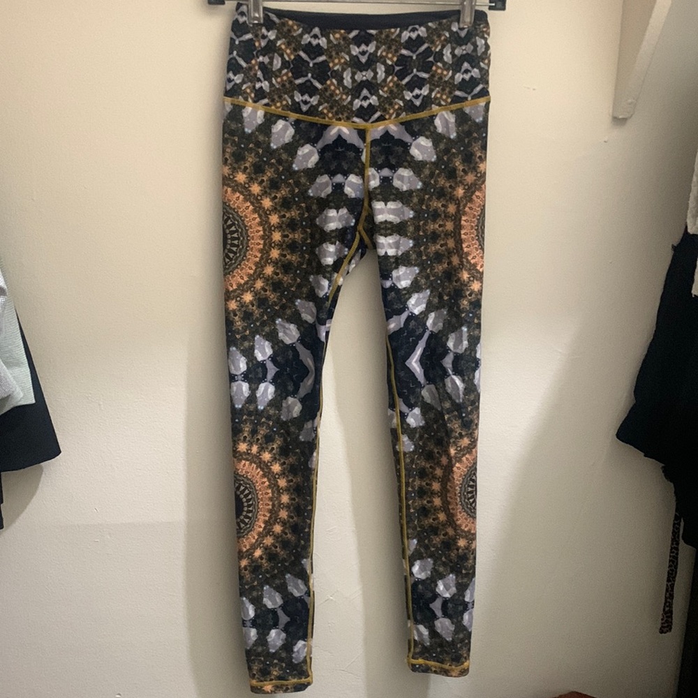 Wolven Threads Leggings. Psychedelic mandala pattern. Size S.